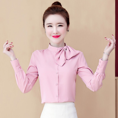 Elegáns női ing alacsony gallérral és hosszú ujjal