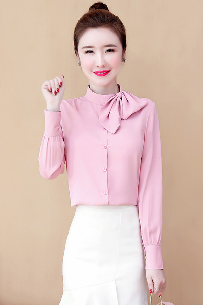 Elegáns női ing alacsony gallérral és hosszú ujjal