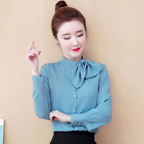 Elegáns női ing alacsony gallérral és hosszú ujjal