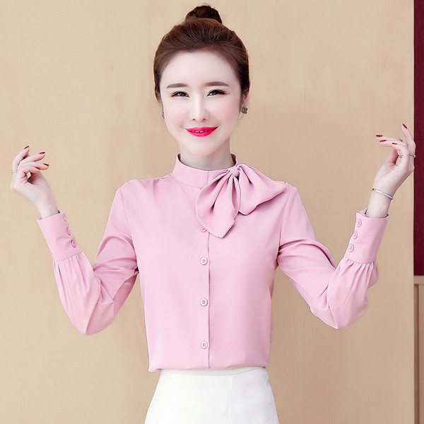 Elegáns női ing alacsony gallérral és hosszú ujjal