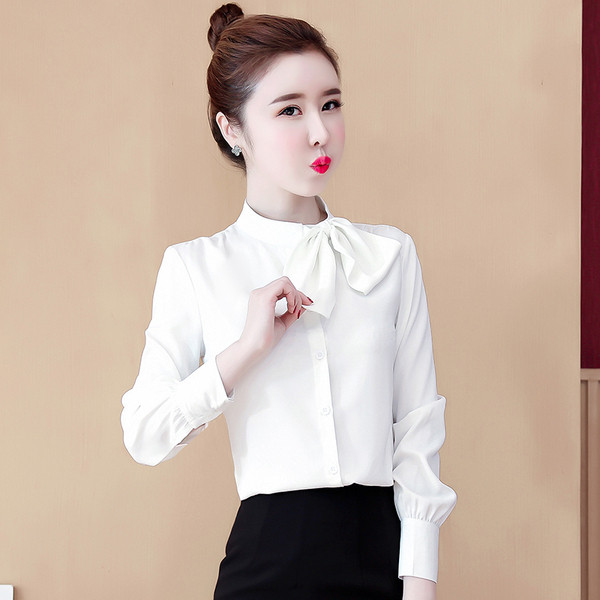 Elegáns női ing alacsony gallérral és hosszú ujjal