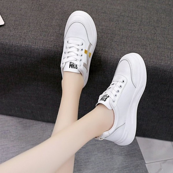 Γυναικεία αθλητικά παπούτσια με σόλα από καουτσούκ