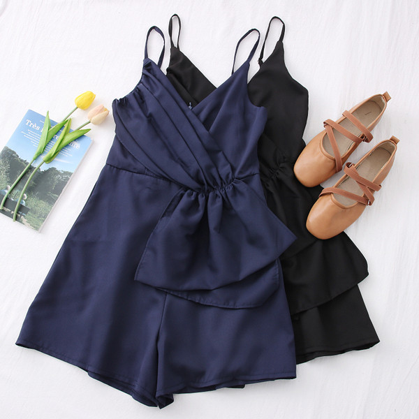 Μοντέρνα γυναικεία ολόσωμη φόρμα με λεπτά τιραντάκια