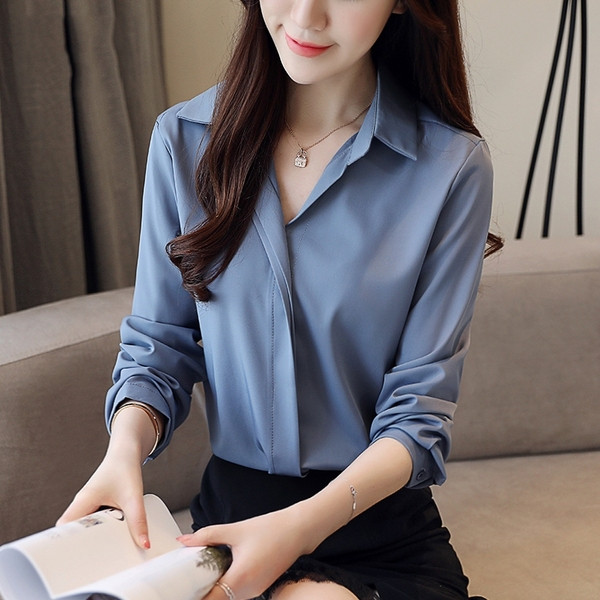 Moodne naiste särk - spits-kaelusega ja pikkade varrukatega