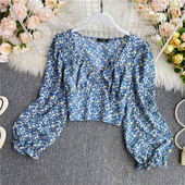 Lühike spits-kaelusega ja lillemustriga naiste särk