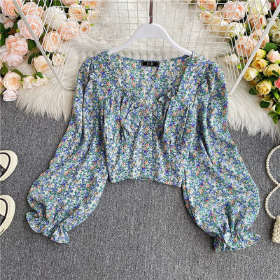 Lühike spits-kaelusega ja lillemustriga naiste särk