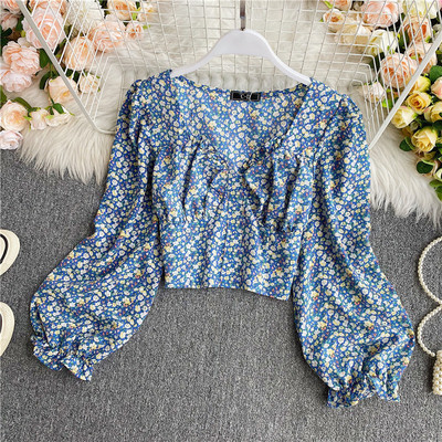 Lühike spits-kaelusega ja lillemustriga naiste särk