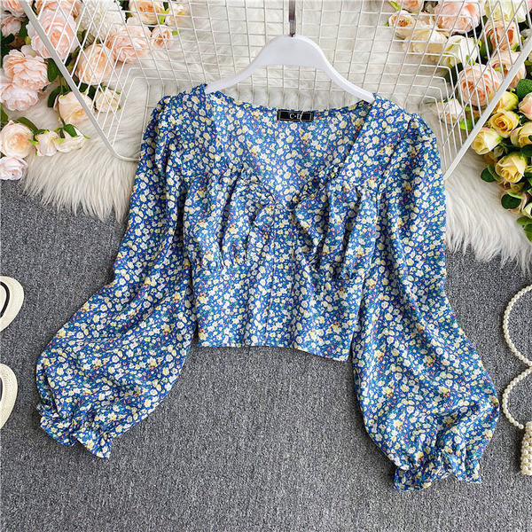 Lühike spits-kaelusega ja lillemustriga naiste särk