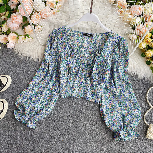 Lühike spits-kaelusega ja lillemustriga naiste särk