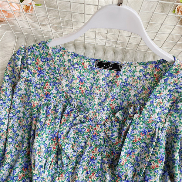 Lühike spits-kaelusega ja lillemustriga naiste särk