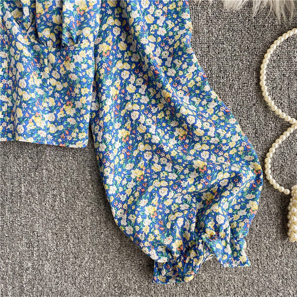 Lühike spits-kaelusega ja lillemustriga naiste särk