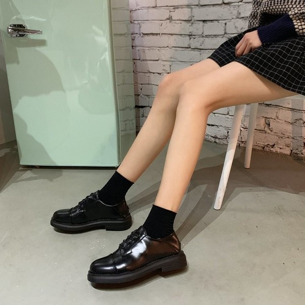 Nahast naiste paeltega kingad