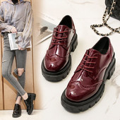 Naiste kaasaegsed kõrge tallaga lakknahast kingad