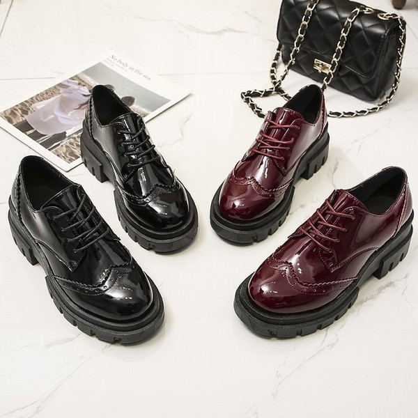 Naiste kaasaegsed kõrge tallaga lakknahast kingad