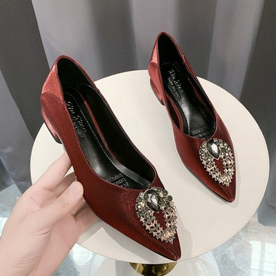 Stiilne pandlaga terava otsaga naiste kingade mudel