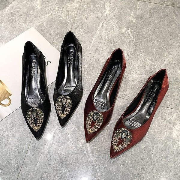 Stiilne pandlaga terava otsaga naiste kingade mudel