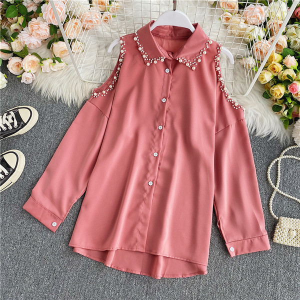 Modern női ing gyöngyökkel és csupasz vállakkal