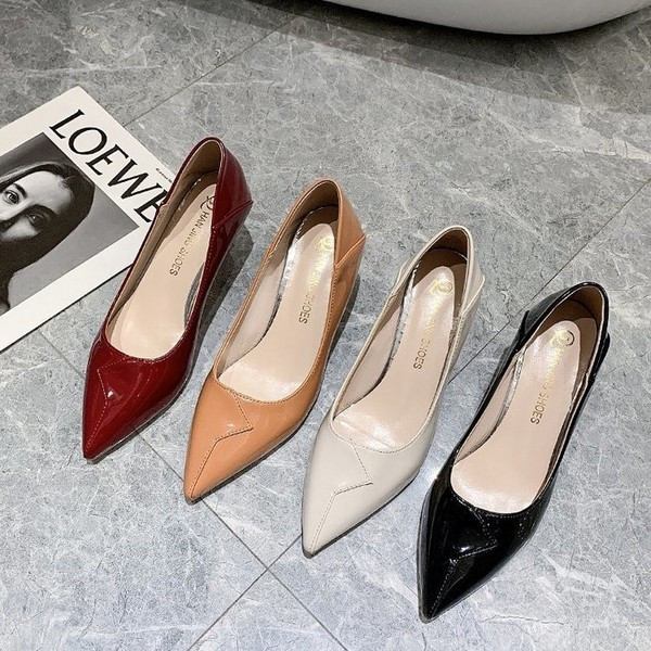 Stílusos lakkbőr cipő vékony sarkú - hegyes modell