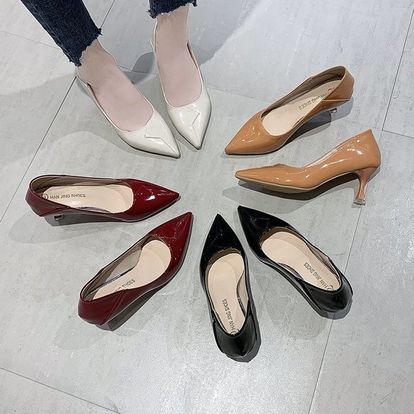 Stílusos lakkbőr cipő vékony sarkú - hegyes modell