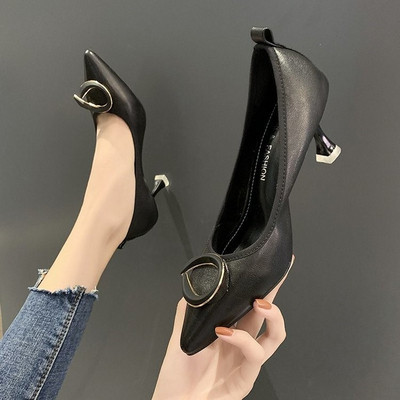 Naiste õhukese kontsaga nahast kingad