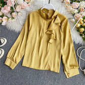 Modern női ing fürtökkel és alacsony gallérral