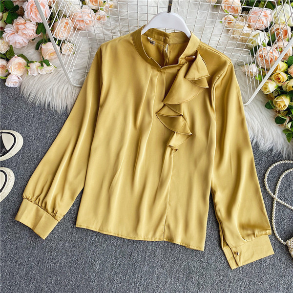 Modern női ing fürtökkel és alacsony gallérral