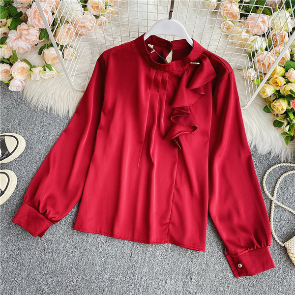 Modern női ing fürtökkel és alacsony gallérral