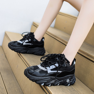 Ανδρικά αθλητικά παπούτσια με τραχιά σόλα και πλέγμα