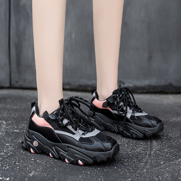 Ανδρικά αθλητικά παπούτσια με τραχιά σόλα και πλέγμα