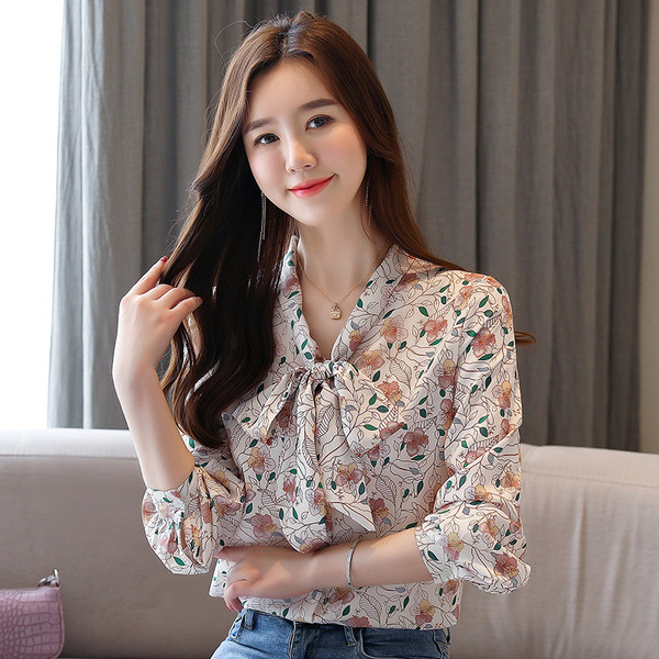 Moodne lillemotiivide ja lipsudega naiste särk