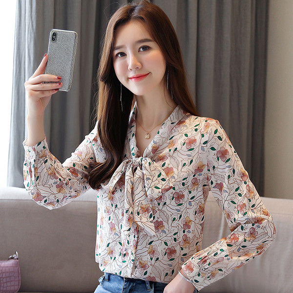 Moodne lillemotiivide ja lipsudega naiste särk