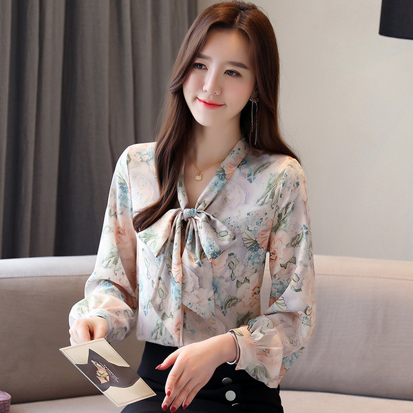 Moodne naiste lillelise mustri ja lipsudega šifoonisärk