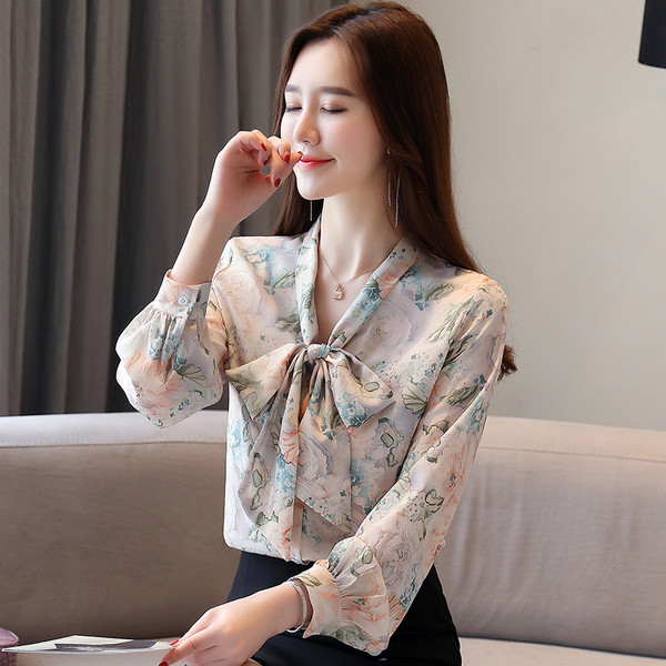 Moodne naiste lillelise mustri ja lipsudega šifoonisärk