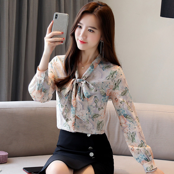 Moodne naiste lillelise mustri ja lipsudega šifoonisärk