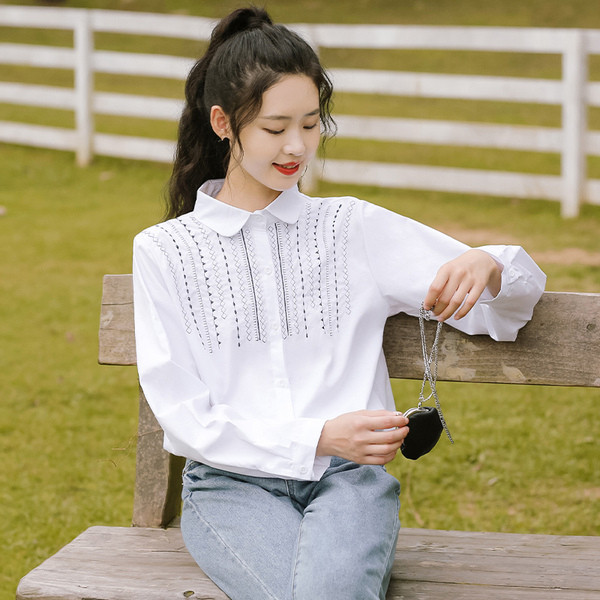 Naiste vabaajasärk tikandi ja klassikalise valge kraega