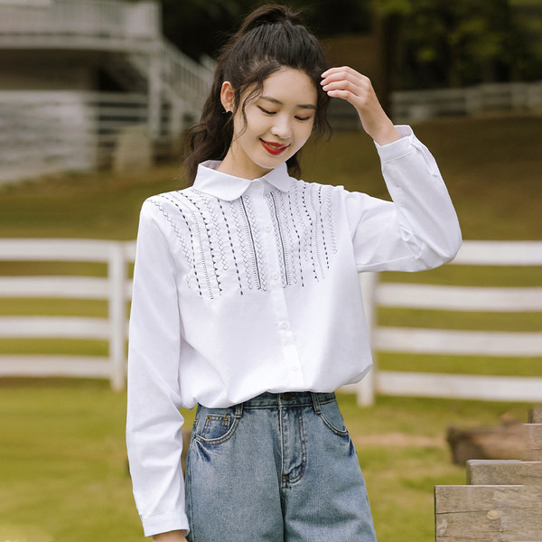 Naiste vabaajasärk tikandi ja klassikalise valge kraega