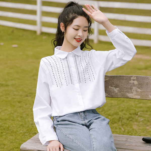 Naiste vabaajasärk tikandi ja klassikalise valge kraega