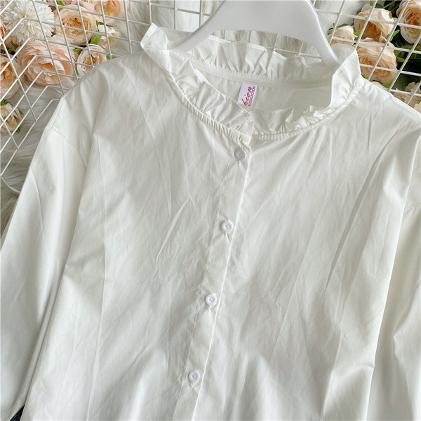 Μοντέρνο γυναικείο πουκάμισο σε λευκό χρώμα και χαμηλό γιακά