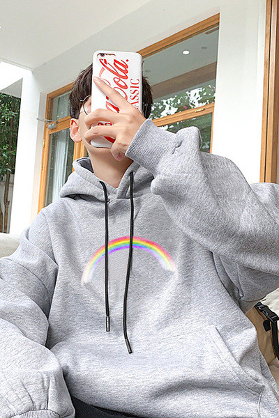 Kapuutsi, tasku ja värvilise aplikatsiooniga meeste dressipluus