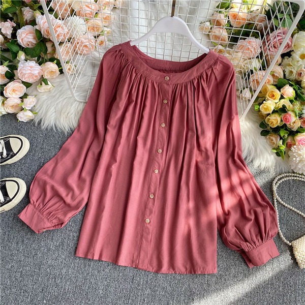 Sieviešu krekls ar ovālu kakla izgriezumu un pogām