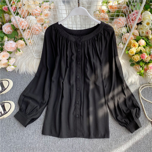 Sieviešu krekls ar ovālu kakla izgriezumu un pogām