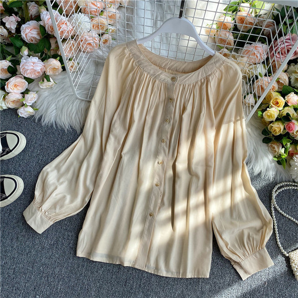 Sieviešu krekls ar ovālu kakla izgriezumu un pogām