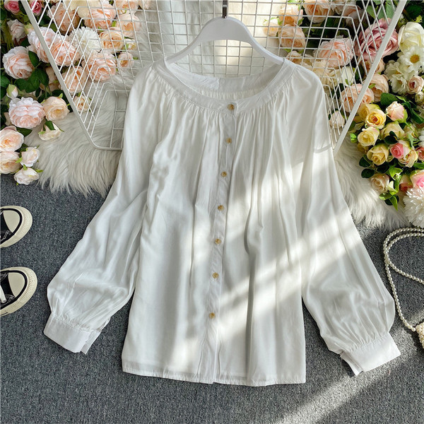 Sieviešu krekls ar ovālu kakla izgriezumu un pogām