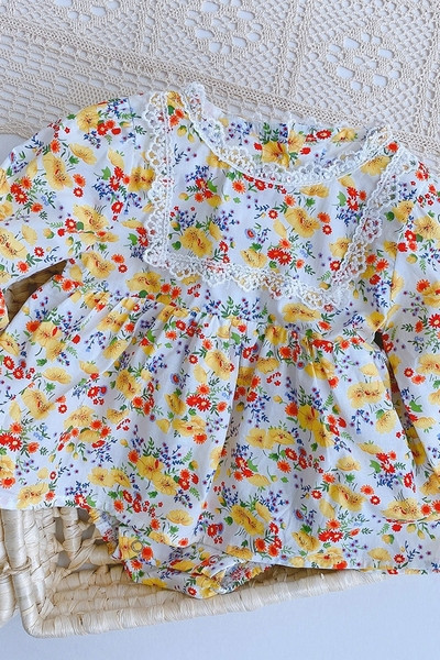 Stiilne pitsi ja lillemustriga beebibody tüdrukutele