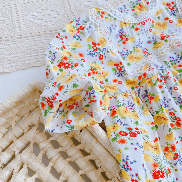 Stiilne pitsi ja lillemustriga beebibody tüdrukutele