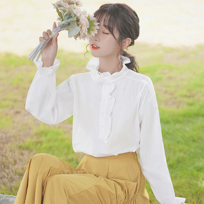 Valge kõrge kaelusega ja pikkade varrukatega naiste särk