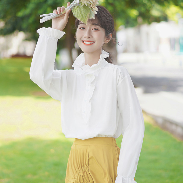 Valge kõrge kaelusega ja pikkade varrukatega naiste särk