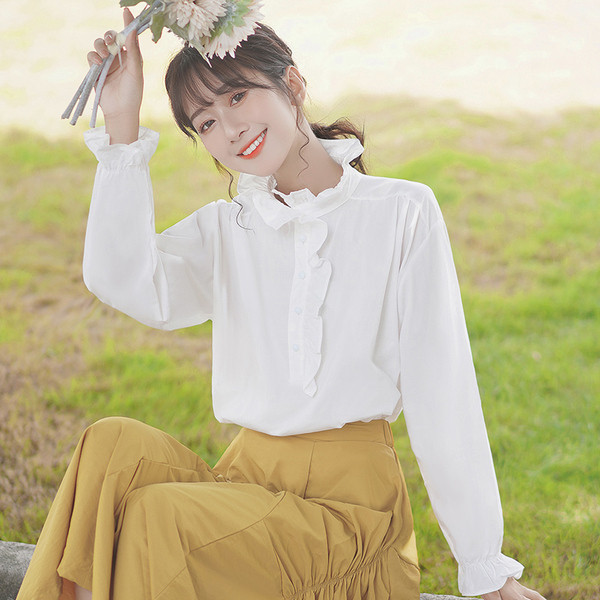 Valge kõrge kaelusega ja pikkade varrukatega naiste särk