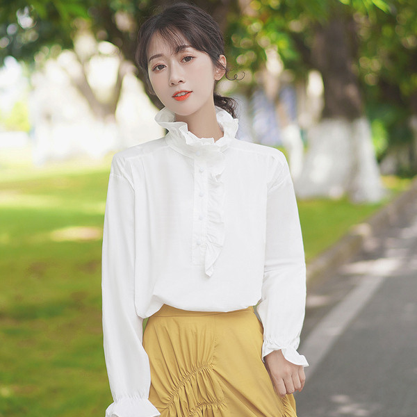 Valge kõrge kaelusega ja pikkade varrukatega naiste särk