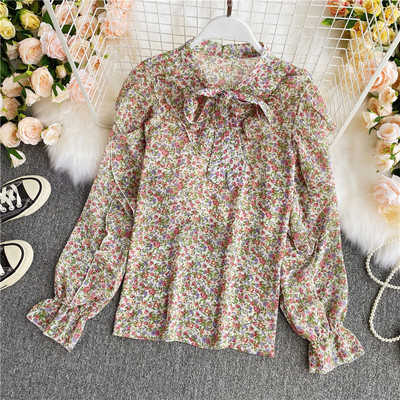 Virágmintás női ing gallérján szalaggal